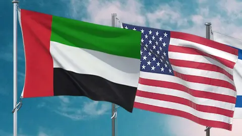 Banderas de Emiratos Árabes y Estados Unidos. (WAM)
