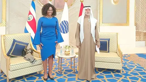 La vicepresidenta de Costa Rica, durante su encuentro con el jeque Nahayan Mabarak Al Nahayan, ministro de Tolerancia de Emiratos Árabes. (Cedida)