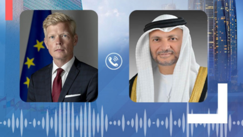 Anwar Gargash y Hans Grundberg, enviado especial del secretario general de la ONU para Yemen. (WAM)