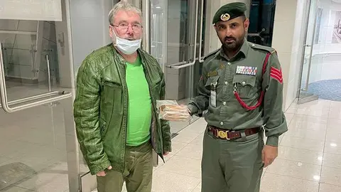 El turista junto al policía que le devolvió su dinero. (Dubai Police)