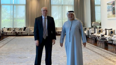 Gargash y el enviado de Estados Unidos en Yemen. (WAM)