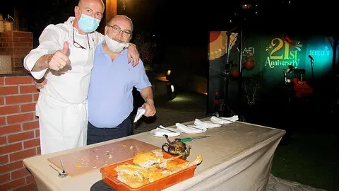 Los protagonistas de la noche en el Seville's: el cochinillo, Óscar Hernando y Mariano Andrés. (EL CORREO)