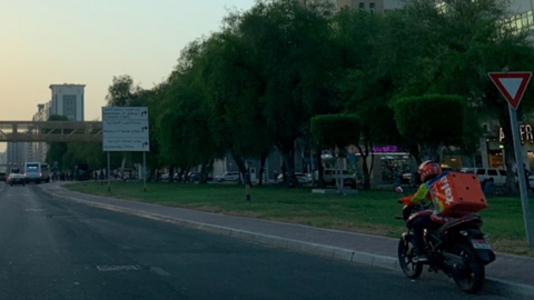 Un motorista en Abu Dhabi. (EL CORREO)