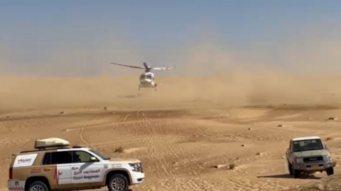 Un momento del rescate en el desierto. (Policía de Dubai)