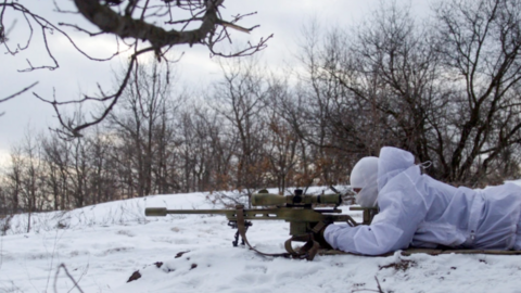 Un francotirador participa en ejercicios militares en un campo de tiro de las fuerzas armadas ucranianas  el 17 de enero de 2022. (Fuente externa)