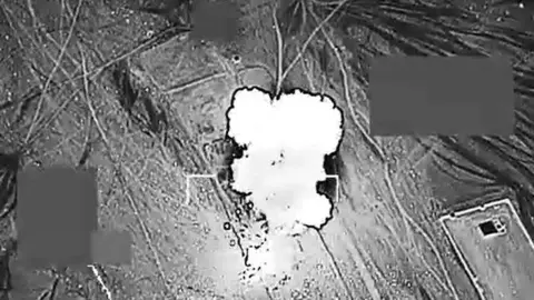 Momento del ataque de Emiratos Árabes contra la batería de misiles hutíes en Saná, capital de Yemen. (@modgovae)