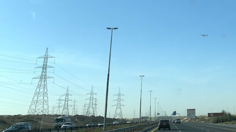 Postes de electricidad en una carretera de EAU. (EL CORREO)