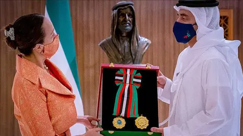 El ministro de Exteriores de EAU entrega la Medalla de la Independencia a Francisca Méndez, embajadora de México. (WAM)