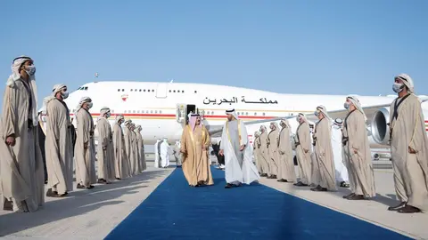 El rey de Bahréin es recibido por el príncipe heredero de Abu Dhabi en el aeropuerto, (WAM)