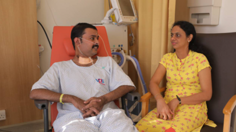 Arunkumar Nair con su esposa Jenny durante su recuperación en el Hospital Burjeel.(The National)