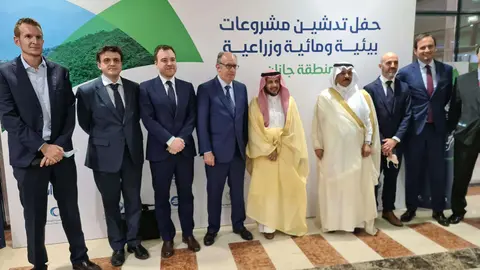 Responsables de la empresa Acciona junto a autoridades saudíes. (Cedida)