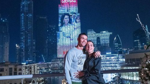 Cristiano Ronaldo y Georgina, en una imagen de archivo ante el Burj Khalifa e Dubai. (Instagram)