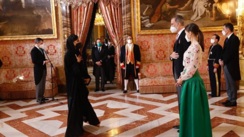 Sara Al Mahri, encargada de Negocios de EAU en la Embajada en Madrid, saluda a los reyes de Esaña. (Cedida)