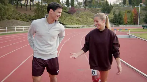 Edu Aguirre, junto a Desirée Vila durante el programa a la atleta española. (Atresplayer)