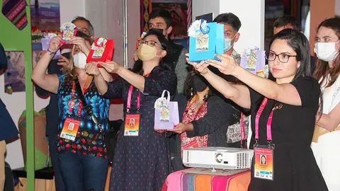 El gran momento de la bendición de las alasitas ante el dios Ekeko en el Pabellón de Bolivia de 2020 Dubai. (EL CORREO)