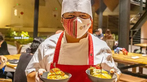 El chef Roger Falcón muestra platos de su 'Menú cuatro pasos' en el restaurante del Pabellón del Perú en Expo 2020 Dubai. (Cedida)