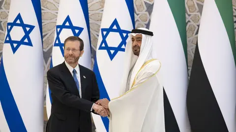 El presidente de Israel y el príncipe heredero de Abu Dhabi en una visita a EAU. (Twitter)