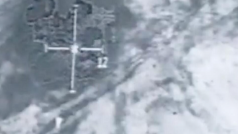 Una captura del vídeo de la destrucción del sitio desde donde se lanzas los misiles en Yemen. (Ministerio de Defensa de EAU)