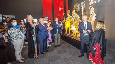 El cónsul general del Perú en Dubai junto a Tania Libertad durante la clausura de la exposición. (Cedida)