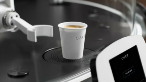 Un robot dispensa café. (Fuente externa)