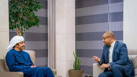 El ministro de Exteriores de EAU junto al ministro de Estado británico para Medio Oriente y África del Norte. (WAM)