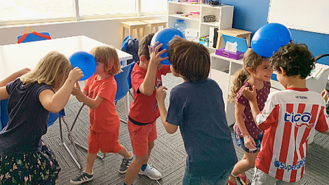 Los niños mejoran su español mientras se divierten en el campamento cultural de UCAM Dubai. (Cedida)