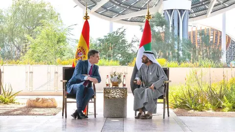 Encuentro de Sánchez con el jeque Mohammed bin Rashid Al Maktoum en Dubai. (WAM)