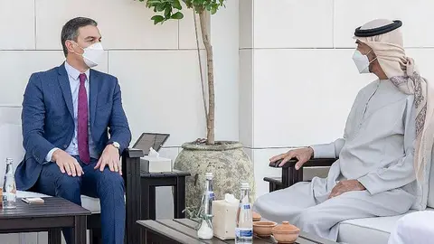 Pedro Sánchez, durante su encuentro con el presidente de EAU en Abu Dhabi. (WAM)