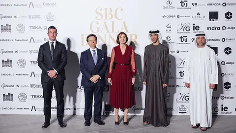 De izquierda de drecha, presidente del SBC, embajador de España en EAU, ministra de Industria de España, ministro de Estado de Comercio Exterior de EAU y el embajador de Emiratos Árabes en España. (SBC)