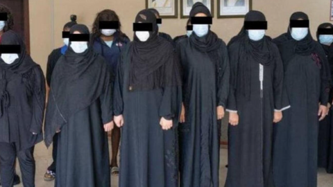 Una imagen difundida por la Policía de EAU de algunos de los mendigos detenidos.