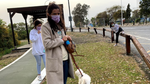 Jóvenes en España con mascarilla al aire libre. (EL CORREO)