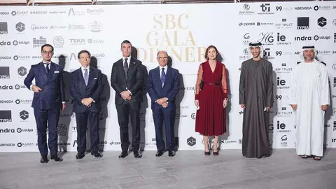 Juan Lladró, presidente de Técnicas Reunidas -en el centro- con autoridades emiratíes y españolas durante la Cena de Gala de la Cámara de Comercio Oficial de España en Emiratos Árabes Unidos (SBC)