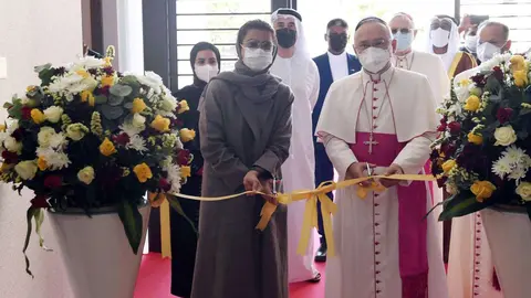 Un momento de la inauguración con la ministra de Cultura de EAU y el representante del Vaticano. (WAM)