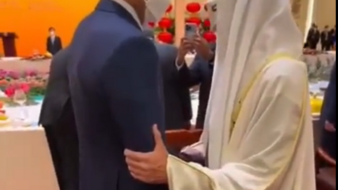 Una captura de pantalla del vídeo difundido del príncipe Abu Dhabi y el emir de Qatar. (Twitter)