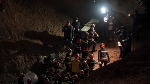 Rescatistas en el túnel construido para acceder al pozo. (Twitter)