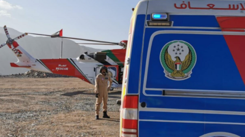 Una ambulancia y un helicóptero participaron en las labores de rescate. (WAM)