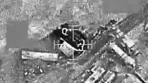 Un sitio de lanzamiento de misiles hutíes en Al-Jouf, Yemen, durante un ataque aéreo de la Coalición el 22 de enero de 2022. (Captura de pantalla del víeo el Ministerio de Defensa de EAU)