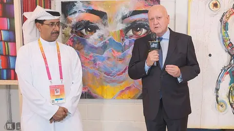 El embajador de Guatemala, Lars Pira, interviene en presencia de Ahmed Saleh Al Yafei, propietario de Osan Group y Art Hub. (EL CORREO)