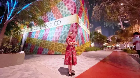 La embajadora Francisca E. Méndez, ante el Pabellón de México en la Exposición Universal 2020 de Dubai. (EL CORREO)