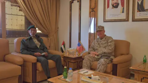 El teniente general Hamad Al Rumaithi, y el teniente general Kenneth McKenzie, comandante del CENTCOM, en Abu Dhabi. (WAM)