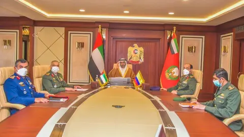 La firma del Memorando entre Ministerios de Defensa de Emiratos y Colombia. (WAM)