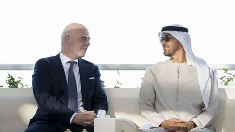 El príncipe heredero de Abu Dhabi y el presidente de la FIFA. (WAM)