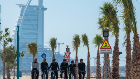 El gobernante de Dubai durante el paseo por el carril bici de Jumeirah. (Twitter)