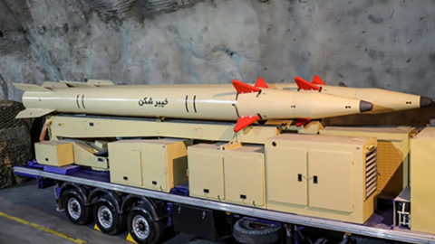 El Cuerpo de la Guardia Revolucionaria de Irán presentó un nuevo misil de largo alcance. (Twitter)