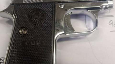 La pistola le fue incautada en el Aeropuerto Internacional Indira Gandhi. (Twitter)