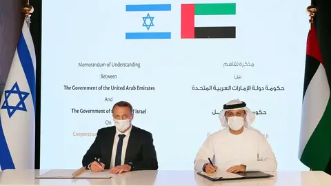 Un momento de la firma del acuerdo entre Emiratos e Israel. (WAM)