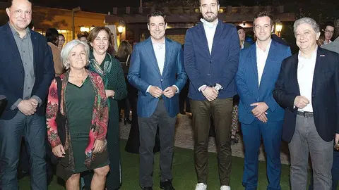 Juanma Moreno, durante el encuentro que ha mantenido con la comunidad andaluza residente en Emiratos Árabes. (EL CORREO)