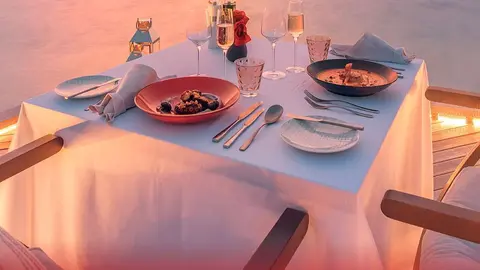 Cena al atardecer en Dubai en un yate de lujo de Centaurus.