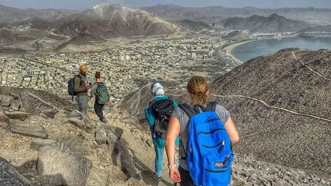 Senderistas en Al Rabi Al Shehhs Summits Khorfakkan Hike. (Google Maps)