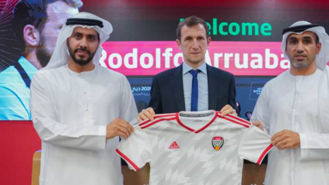 Rodolfo Arruabarrena fue presentado como el nuevo entrenador de la selección nacional de EAU el domingo 13 de febrero de 2022.  (UAEFA)